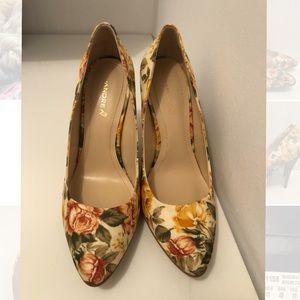 Floral high heels size 10 (never worn)